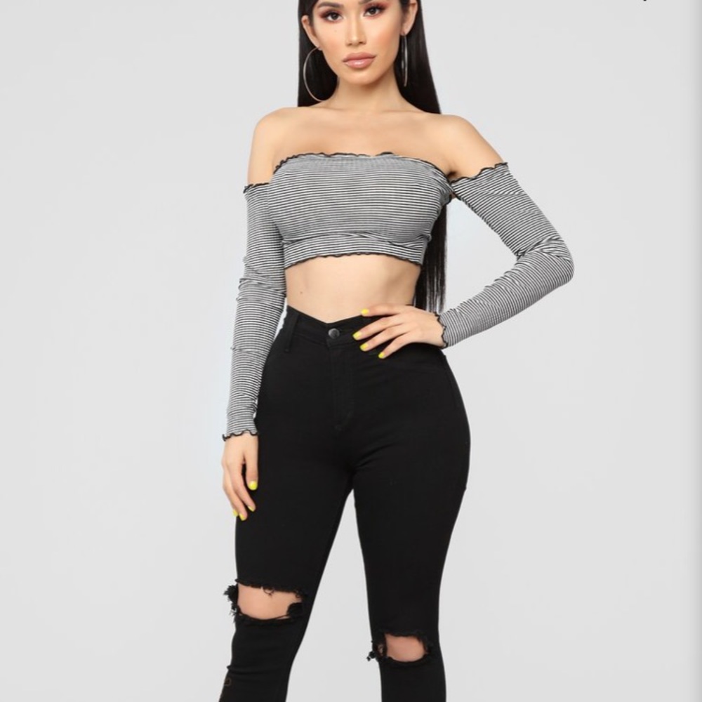 NEW! black and white striped crop🔥
